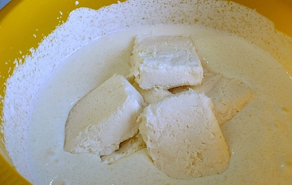 1. Этап. Торт Медовое полено: 5. Для крема соедините творог, сметану и сахар. Взбейте все до однородности, можно добавить ваниль.