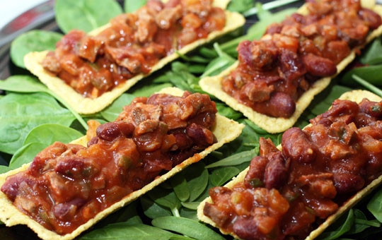 1. Этап. Тарелочки тако с говядиной: Наполняем тарелочки горячей начинкой - и, собственно, блюдо готово. При желании можно сверху посыпать тертым сыром. Подавать можно как горячим, так и холодным (лично мне больше нравится в горячем виде). Приятного аппетита!