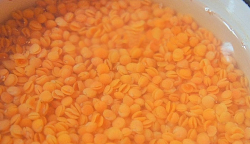 1. Этап. Чечевичный суп в хлебе: 1. Сперва промойте чечевицу и замочите ее на 2 часа в 1 литре теплой воды.