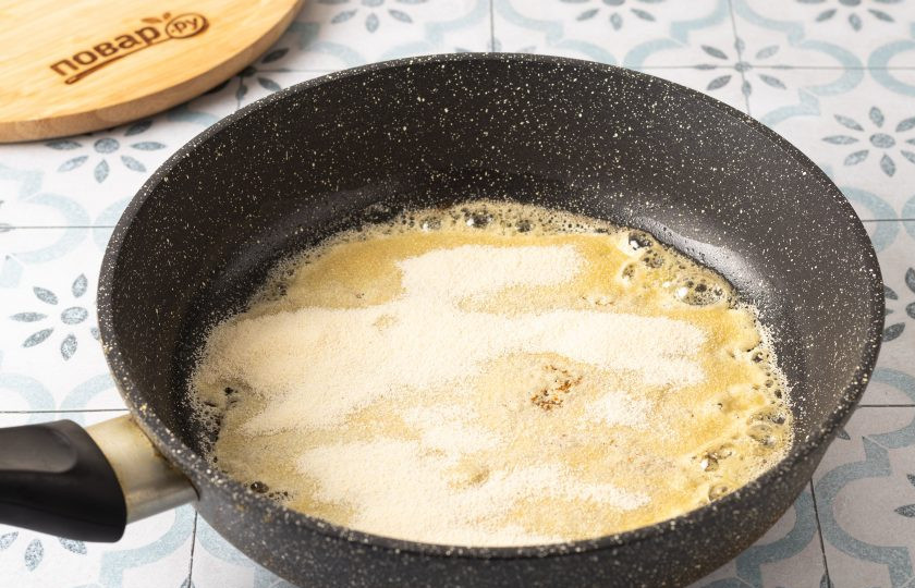 1. Этап. Олва: Затем добавьте манку и жарьте, пока она не станет коричневой.