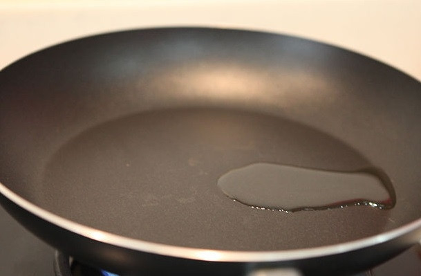 1. Этап. Жареная говядина с овощами: 7. На средне-высоком огне нагрейте сковороду с растительным маслом.