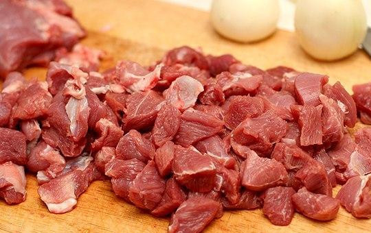 1. Этап. Мясо в армянском лаваше: Нарезаем все мясо на небольшие кубики (1-1,5 см сторона) и обжариваем на сковороде до полуготовности.