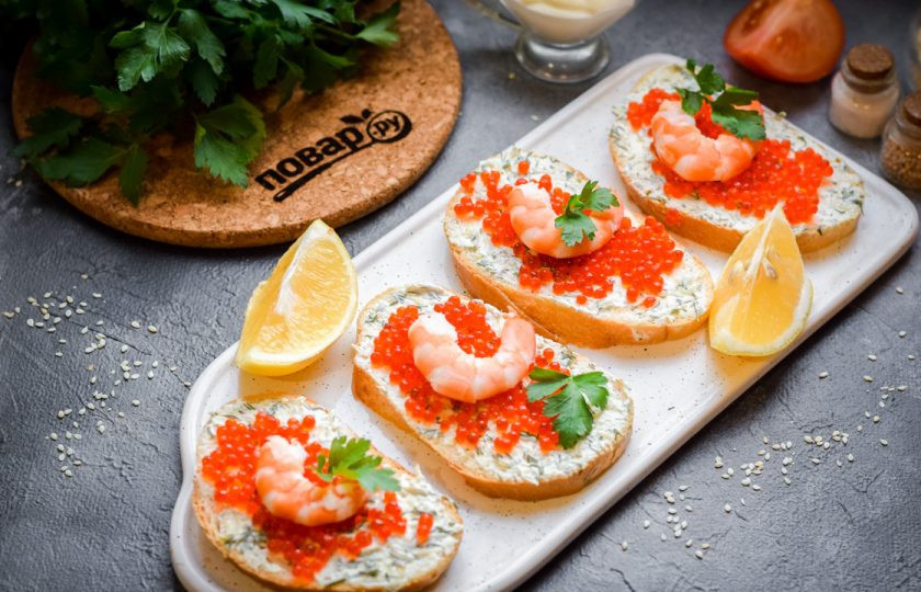 1. Этап. Бутерброды с красной икрой: Приятного аппетита!