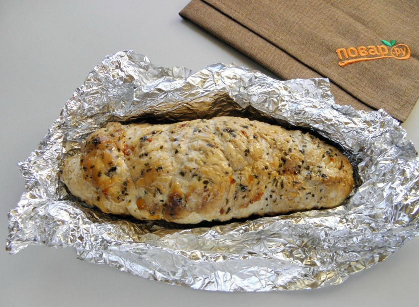 1. Этап. Новогодний рулет из индейки: Откройте фольгу, зарумяньте верх рулета. Дайте ему немного остыть, после чего подайте к столу порезанным порционными кусочками. С Наступающим!