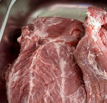 1. Этап. Свинина су вид: Лопатка хорошая. Мясо, в смысле, хорошее. Но все-равно убрал весь излишний жир, пленки всякие, жилки и прочие ненужности.