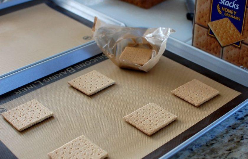 1. Этап. Печенье с шоколадом и зефирками: 5. На противень, застеленный пергаментом или силиконовым ковриком, выложите крекеры.