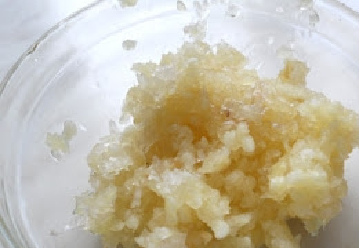 1. Этап. Быстро маринованные баклажаны: Пока баклажаны вымачиваются, чистим чеснок и давим его удобным для вас способом.