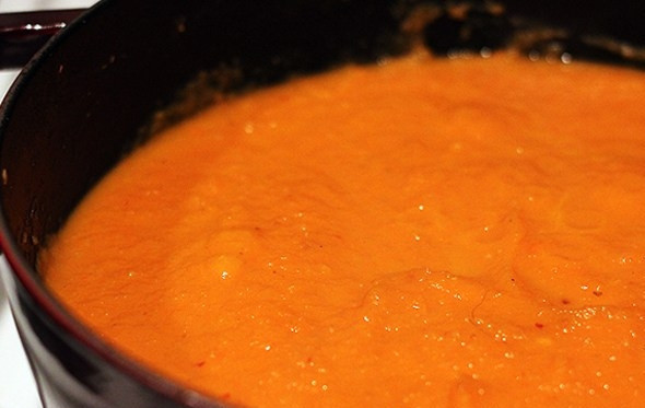 1. Этап. Суп-пюре из моркови с фрикадельками: 4. Погружным блендером измельчите суп до состояния пюре.