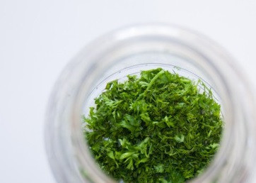 1. Этап. Маринованный перец без закатки: 6. На дно чистой и вымытой банки выложить зелень (примерно треть).