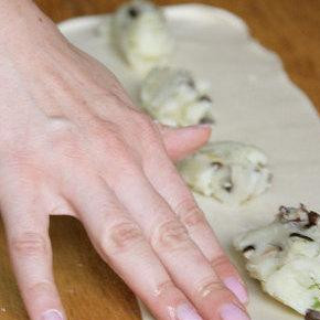 1. Этап. Вареники с картошкой и грибами: Далее следует раскатать тесто в прямоугольник шириной в 10 см и выкладывать шарики из начинки.