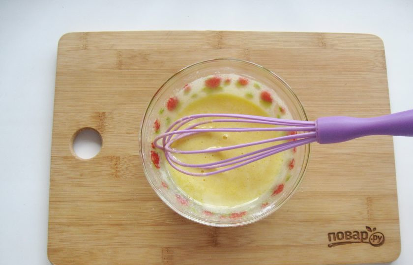 1. Этап. Заварной крем с орехами: Влейте 2-3 столовые ложки холодного молока и опять хорошо перемешайте, чтобы не было комочков.