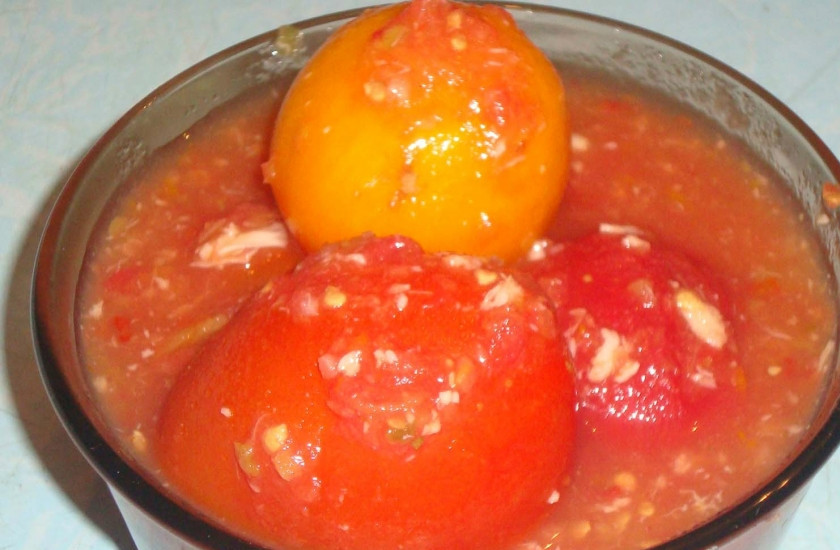 1. Этап. Томаты в собственном соку: Через сутки банки переворачиваем дном вниз и относим в прохладное место. Погреб или подвал - лучше всего. Помидоры будут готовы через месяц. Удачной вам консервации!