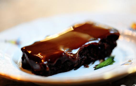 1. Этап. Шоколадные пирожные в глазури: Залить карамельной глазурью полностью остывшие пирожные. Дать полностью остыть, нарезать на прямоугольники и подавать.