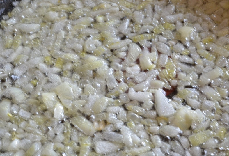 1. Этап. Блинчики с фаршем и яйцом: Измельчите лук и обжарьте до золотистого цвета.