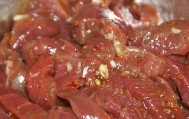 1. Этап. Рагу из конины: Нарезаем мясо небольшими кусочками, добавляем пол-ложки соли, щепотку молотого перца, аджику и измельченный чеснок, перемешиваем и оставляем минут на 20-30.