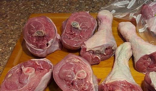 1. Этап. Оссобуко из индейки к Новогоднему столу: Голени индейки порубить на голяшки