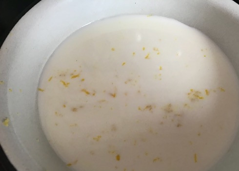 1. Этап. Испанские сладкие тосты: 1. Первым делом подогрейте молоко и добавьте туда цедру половинки лимона.