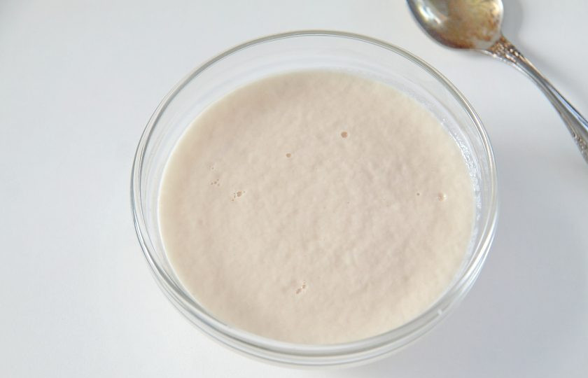 1. Этап. Простая пицца с луком: 2. Начните с приготовления теста для пиццы. Для этого в теплую воду добавьте дрожжи и сахар. Перемешайте и оставьте на 10-15 минут до появления характерной 