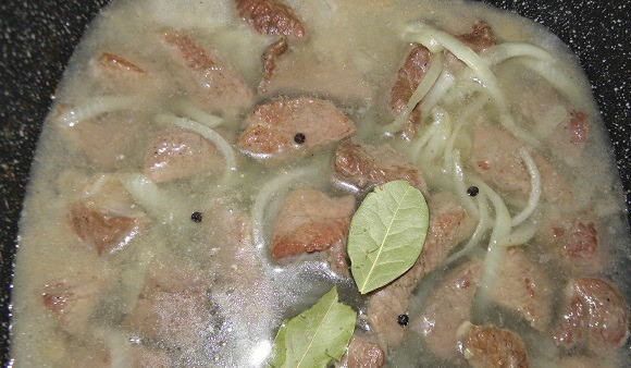 1. Этап. Гуляш со сливками: Доливаем на сковороду к мясу примерно 2 стакана воды, солим, добавляем перец и тушим на небольшом огне минут 40-45. Если у вас свинина - то минут 30. Затем добавить лавровый лист и, если хотите, ароматные сухие травы.