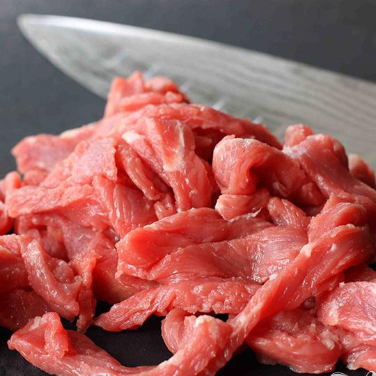 1. Этап. Китайский суп из говядины с лапшой: Очень тонко порежьте стейк и добавьте в бульон, готовьте на среднем огне примерно 2 минуты.