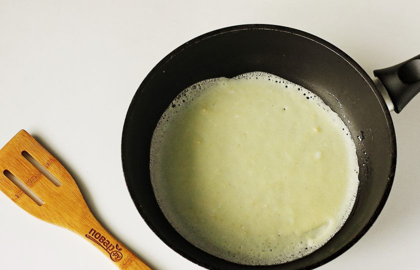 1. Этап. Блины Тающие во рту: Обжаривайте блины на раскаленной сковороде распределяя тесто равномерно половником.