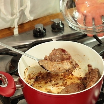 1. Этап. Афганский плов: Обжаренное мясо с луком извлекаем из кастрюли.