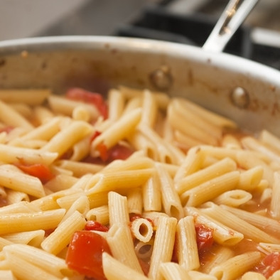 1. Этап. Паста с беконом и помидорами: 9. Добавьте немного горячего бульона и перемешайте. Кода бульон впитается, добавьте еще бульона, снова помешайте. Продолжайте так делать, пока не выльете в пасту с овощами весь бульон.