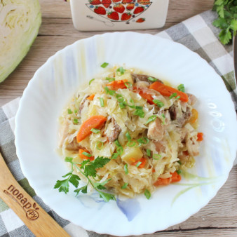 Мясо с капустой и яблоками