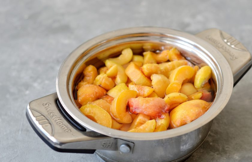 1. Этап. Абрикосовый мед: Переложите абрикосы с сахаром в кастрюлю, добавьте воду. Доведите до кипения и варите 15 минут на среднем огне.