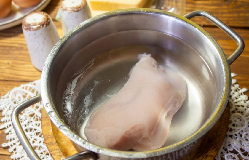 1. Этап. Салат Кусочек сыра: Куриное филе отварите в подсоленной воде до готовности. Куриные и перепелиные яйца отварите вкрутую.