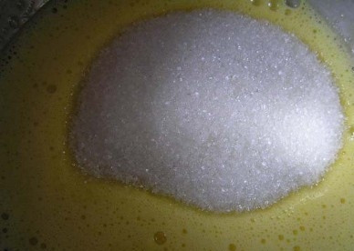 1. Этап. Шоколадный рулет с бананом: Желтки отделяем от белков и слегка взбиваем желтки. Добавляем сахар.