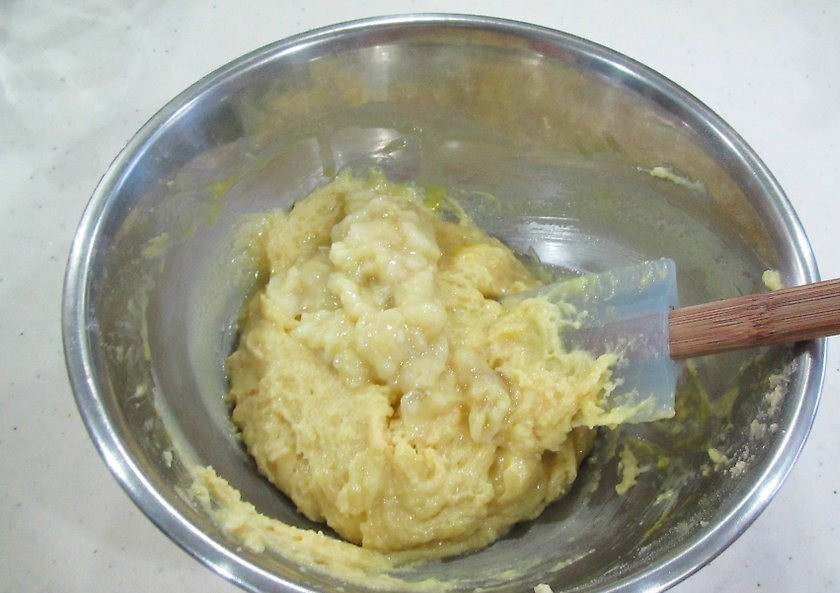 1. Этап. Банановые шарики во фритюре: 2. Доведите тесто до мягкой гладкой консистенции.