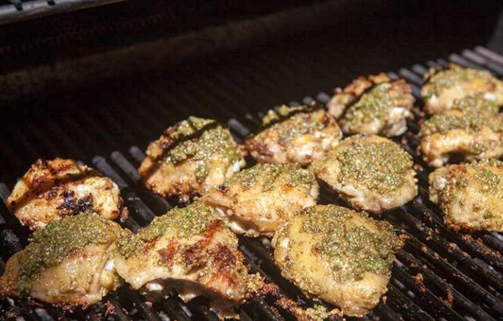 1. Этап. Пряная курочка: 2. Перед запеканием доведите мясо до комнатной температуры, если мариновали его в холодильнике. Разогрейте гриль (духовку), выложите мясо и обжаривайте с каждой стороны до золотистой корочки (около 25-35 минут).