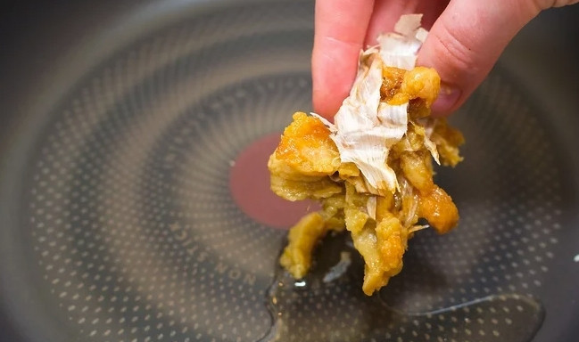 1. Этап. Соус из запеченного чеснока: Дайте чесноку остыть, очистите и отправьте в разогретое на сковороде масло.