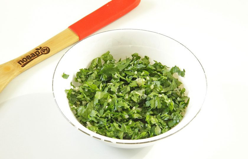 1. Этап. Баклажаны с мясом и овощами: Соедините любую свежую зелень (у меня петрушка) и пропущенный через пресс чеснок. Добавьте немного соли и перемешайте.