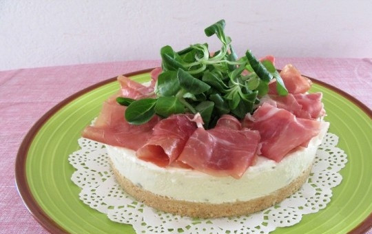 1. Этап. Закусочный чизкейк: 9. Украсьте закусочный чизкейк кусочками ветчины, а в центр выложите свежую зелень. Приятного аппетита!