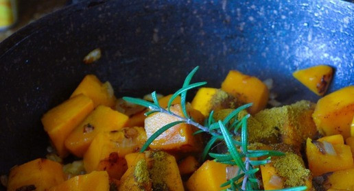 1. Этап. Тыквенный крем-суп с фрикадельками: Добавить розмарин и специи, жарить ещё несколько минут.