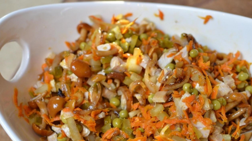 1. Этап. Салат с курицей и опятами: Ко всем ингредиентам добавляем немного майонеза (по вкусу), все хорошенько перемешиваем и готово.