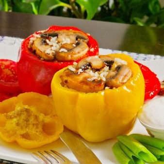 Перец, фаршированный грибами и рисом