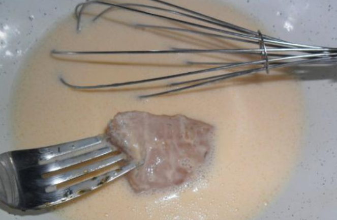 1. Этап. Кляр для наггетсов: Окуните в кляр.