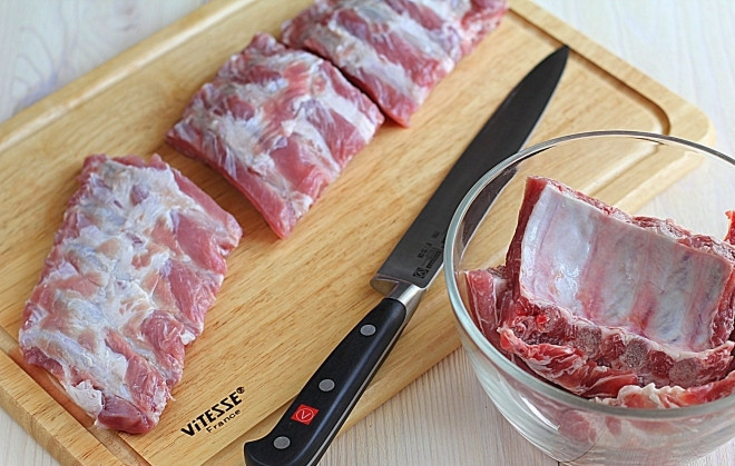 1. Этап. Ребрышки запеченные: 1. Ребра размораживаем, моем, разделяем на порционные кусочки (по три-четыре ребрышка). Натираем солью и перцем.