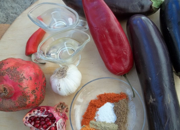 1. Этап. Баклажаны с гранатом: Подготовьте все ингредиенты.