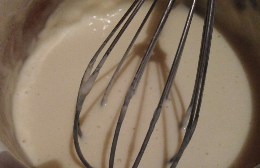 1. Этап. Панкейки на кефире 2,5%: 1. Очень простой рецепт (аналогичные я уже предлагала). Вкуснее всего панкейки получаются на жирном кефире. Еще вкусными панкейки получаются на молоке и дрожжах (мы уже такие готовили, рецепт можно найти на сайте). Итак, смешиваем кефир с содой, сахаром, яйцом и растопленным сливочным маслом. Замешивайте обычным венчиком. Добавляйте муку до получения консистенции густой сметаны.