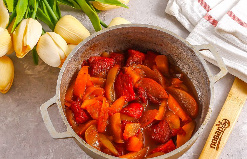 1. Этап. Варенье из арбуза и яблок: В третий раз прогрейте варенье до кипения и ошпарьте банку и крышку кипятком.