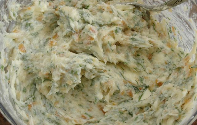 1. Этап. Бутерброды с копченым кальмаром: Укроп мелко порубите. Кальмары порежьте на кусочки. Теперь все отправляем в блендер и перемалываем.