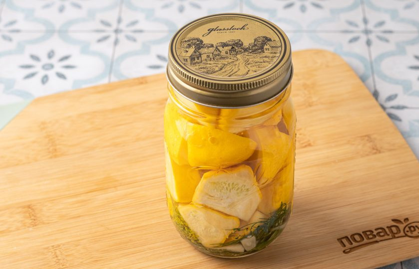 1. Этап. Патиссоны Пальчики оближешь на зиму: Влейте горячую воду, прикройте банку и оставьте на 15 минут. Слейте воду в кастрюлю, вскипятите, снова заполните банку и снова оставьте на 15 минут.