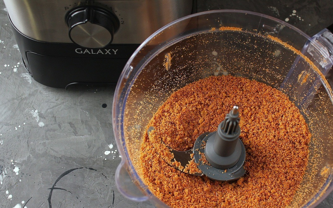 1. Stage. Cakes Pine cones: Grind to a fine crumb.