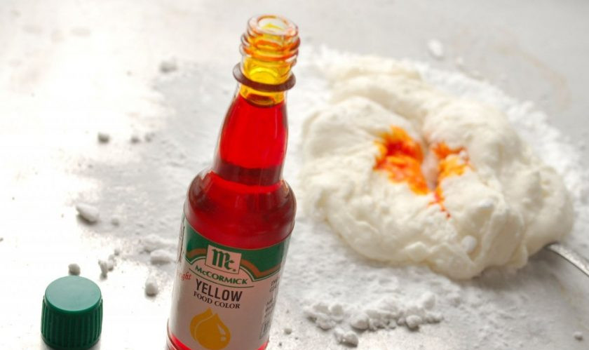 1. Этап. Сахарная мастика для тортов: Добавьте в мастику краситель. Ещё раз перемешайте массу.