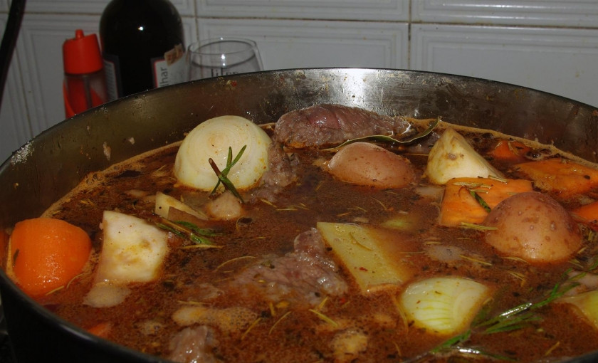 1. Этап. Говядина и овощи в казане: Затем все перекладываем в казан, заливаем бульоном и вином. Варим и тушим до готовности (около 3 часов), не забудьте добавить специй. Наша говядина и овощи в казане готовы! Подаем горячим и приятного аппетита!