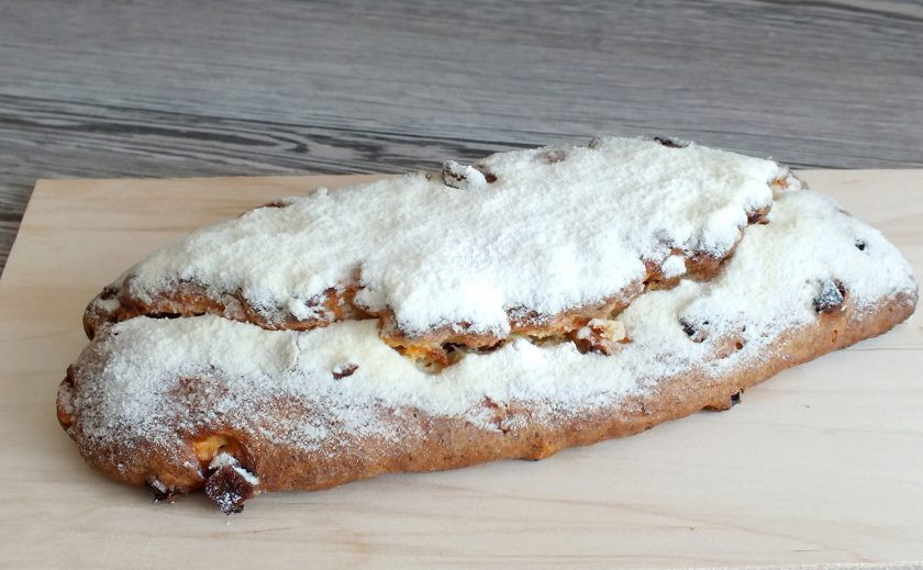 1. Этап. Кекс Штоллен: Переложите на доску и оставьте на 5-6 часов отлежаться. Если не хочется ждать столько времени, то можно подавать после того как он полностью остынет.